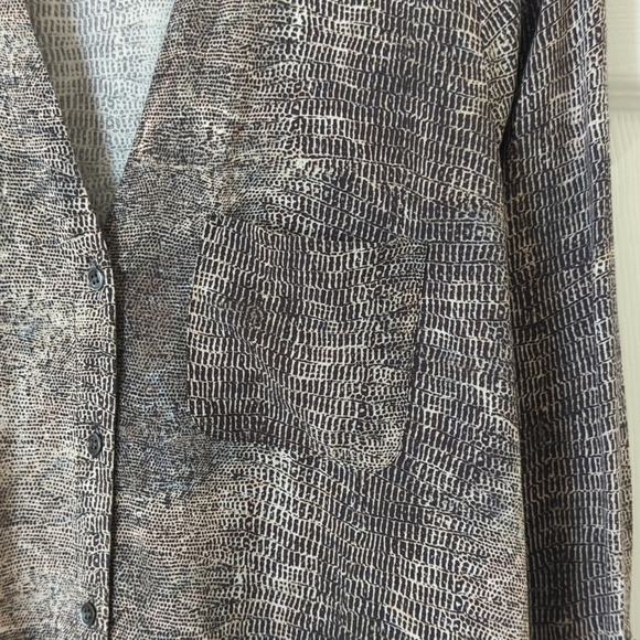 Soft Joie Dane Snakeskin Printed Long Roll Tab Sleeve V-neck Button Down Shirt S - Picture 8 of 14